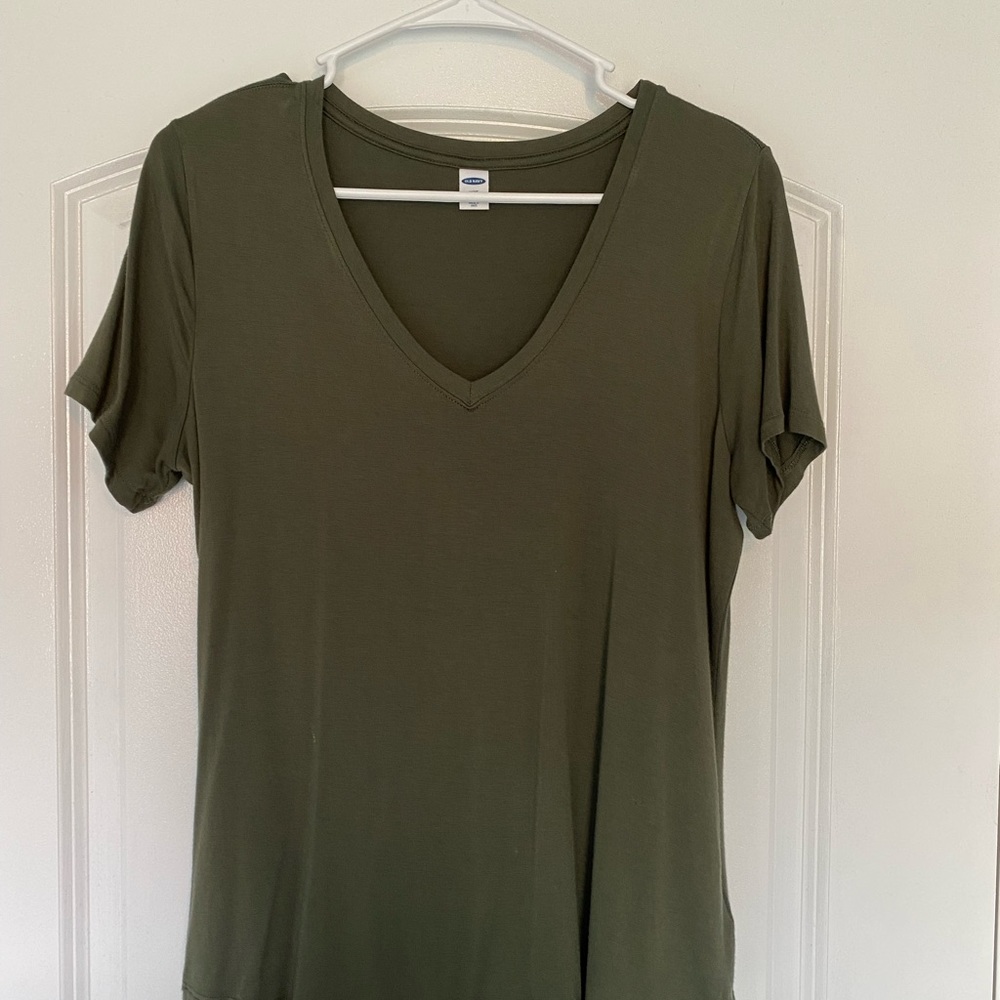 NEED TO SELL ASAP!!! Green, old navy v neck top size small.